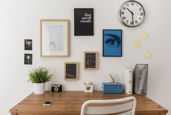 Meja Belajar dengan Dinding Tulis Kreasi